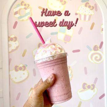 Hello Kitty Cafe - Strawberry dream smoothie - Cafes Near Me - Irvine, California