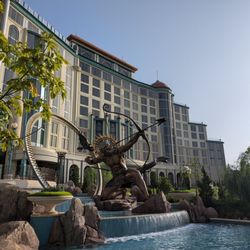 Key Getaway - Universal Helios Grand Hotel