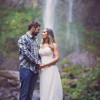 Leahana Byrd Photography - Engagement Photo Shoot in the Columbia Gorge - Session Photography Near Me Leahana Byrd Photography - Engagement Photo Shoot in the Columbia Gorge - Session Photography Near Me
