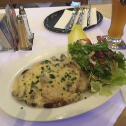 Kolberbräu - Lecker Steak auf geröstetem Schwarzbrot und dazu ein frischer Salat
