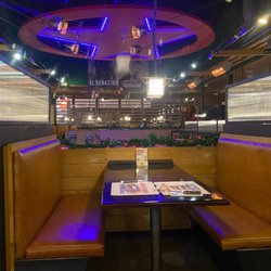 Foster's Hollywood - Booth seating
