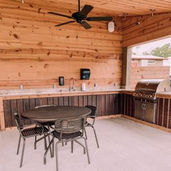 Great Escapes RV Park Austin Oaks - Community Grill and Patio