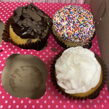 Smallcakes Pearland Parkway - Birthday Cake, Wedding Cake, decadent vanilla - Cupcakes Near Me - Houston, Texas