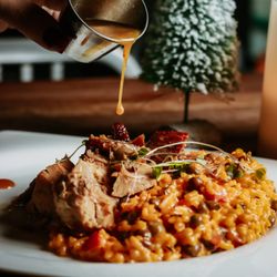 Salao - Nuestro Pernil con Risotto de Gandules es una delicia que no puedes perderte. 
¡Será tu favorito!