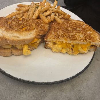 Elm Street Diner - Lobster mac and cheese melt - Diners Near Me - Norwalk, Connecticut Elm Street Diner - Lobster mac and cheese melt - Diners Near Me - Norwalk, Connecticut