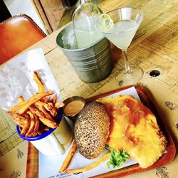 200 Gramos - Great margarita with huge piece of chicken burger!
