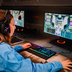 Clash eSports & VR Experience at OWA - Play your favorite games on top-of-the-line equipment, from PC to Xbox One, PS4 and Nintendo Switch, we've got something for every gamer!