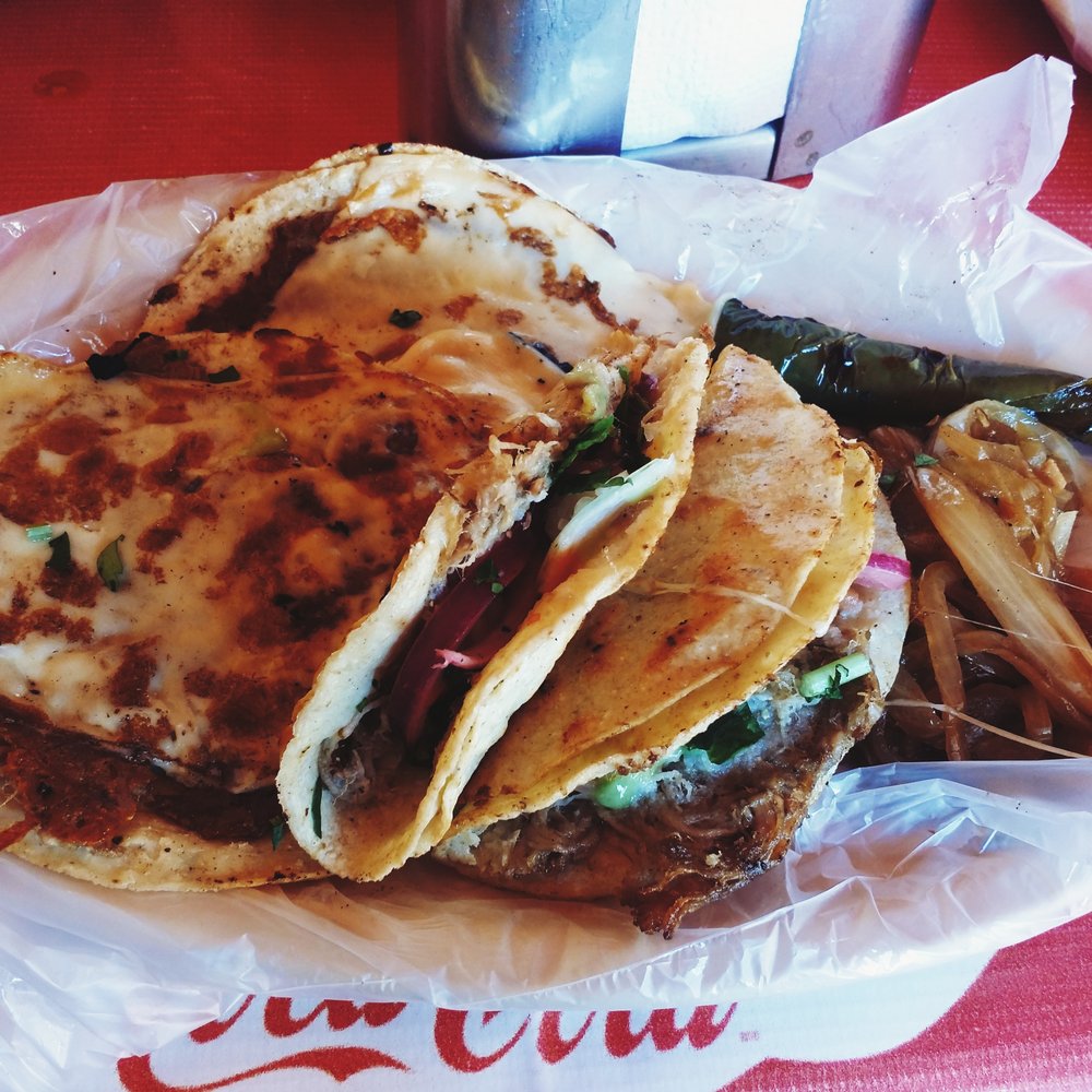 El Ranchero - Taco planchado con queso y taco de barbacoa dorado - Tacos Near Me - Zapopan, JAL