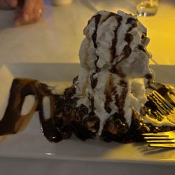 Mel's Way Bistro - Brownie and ice cream