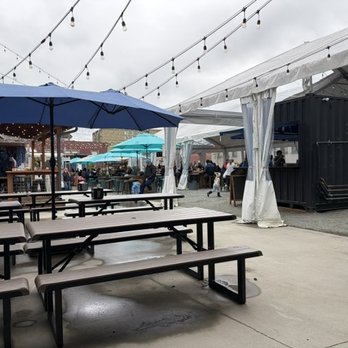 Deckhand Dave's Fish Tacos - Lots of seating, all outdoors. - Food Trucks Near Me - Juneau, Alaska