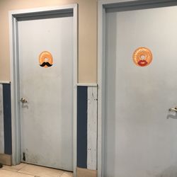 Mo's Bagels - Bathroom