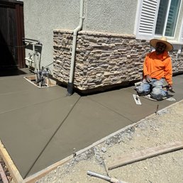 Front concrete walkway. Beautiful finishing. Front concrete walkway. Beautiful finishing.