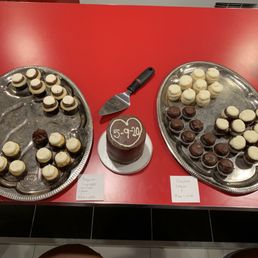 Black n white, lemon divine, and chocolate on chocolate cupcakes. Black n white, lemon divine, and chocolate on chocolate cupcakes.