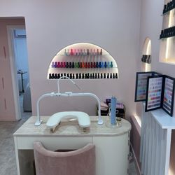 Lashes On Fleek - Also nail tech in her shop