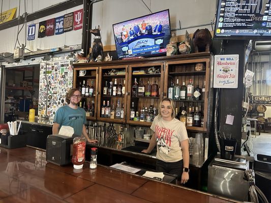 Seminar Brewing & Elliott's BBQ Lounge by null