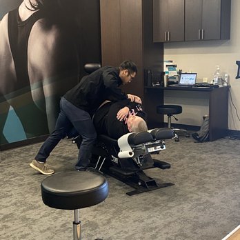 The Joint Chiropractic - Mid Back Adjustment - Chiropractors Near Me - Mt Prospect, Illinois