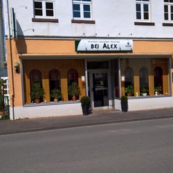 Bei Alex - Auf dem Foto erkennt man links das es auch außen Sitzplätze gibt.