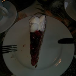 El Santiaguino Café - Rica tarta de hoja con mermelada, chocolate y frambuesa.