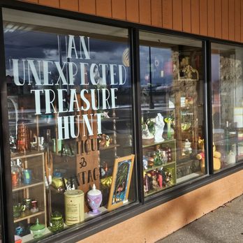 An Unexpected Treasure Hunt - A walk thru the store - Antiques Near Me - Birch Run, Michigan