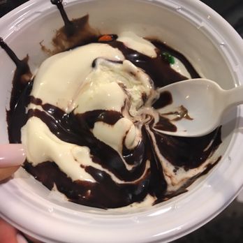 Amy's Ice Creams - Sweet cream ice cream with m&m and hot fudge - Ice Cream & Frozen Yogurt Near Me - Austin, Texas