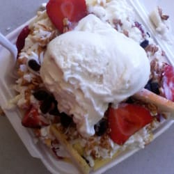 La Michoacana - Deliciosa ensalada de frutas con queso cottage, cereales, nieve de coco y miel de abeja
