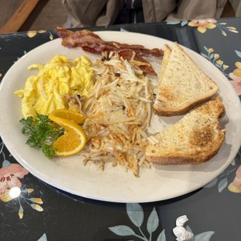 The Bistro Four Seasons - Scrambled eggs with bacon and home fries - Breakfast & Brunch Near Me - Beaumont, California
