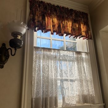 Brinnwood Bed & Breakfast - Beautiful windows - Bed & Breakfast Near Me - Sutter Creek, California Brinnwood Bed & Breakfast - Beautiful windows - Bed & Breakfast Near Me - Sutter Creek, California