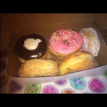 Dandee Donut Factory - This is a beautiful box of doughnuts. - Donuts Near Me - Pompano Beach, Florida Dandee Donut Factory - This is a beautiful box of doughnuts. - Donuts Near Me - Pompano Beach, Florida