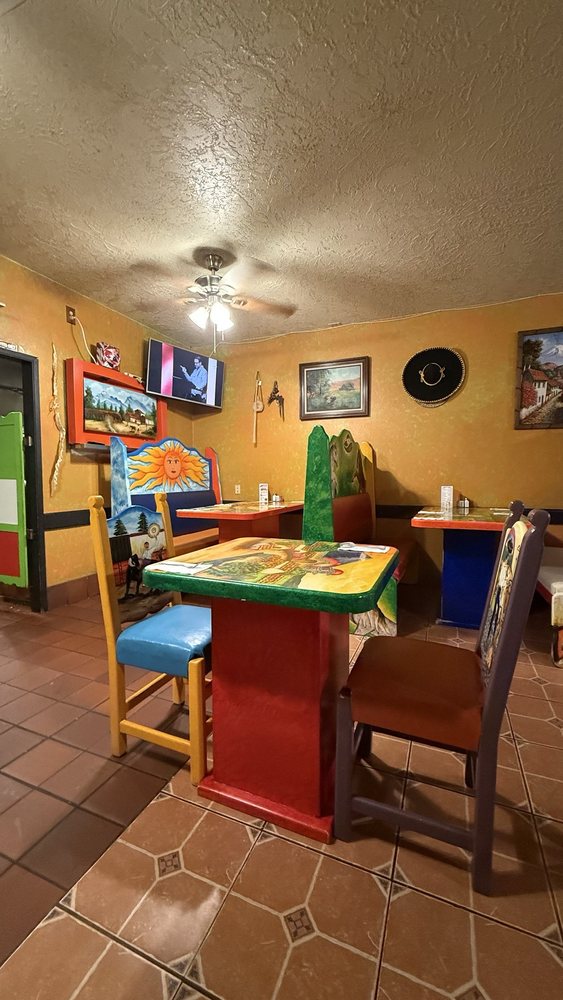 Camperos Mexican Restaurant Logo