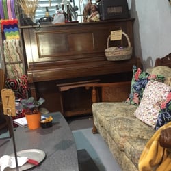 Loo Loo's Coffee Warehouse - Comfy old lounge corner