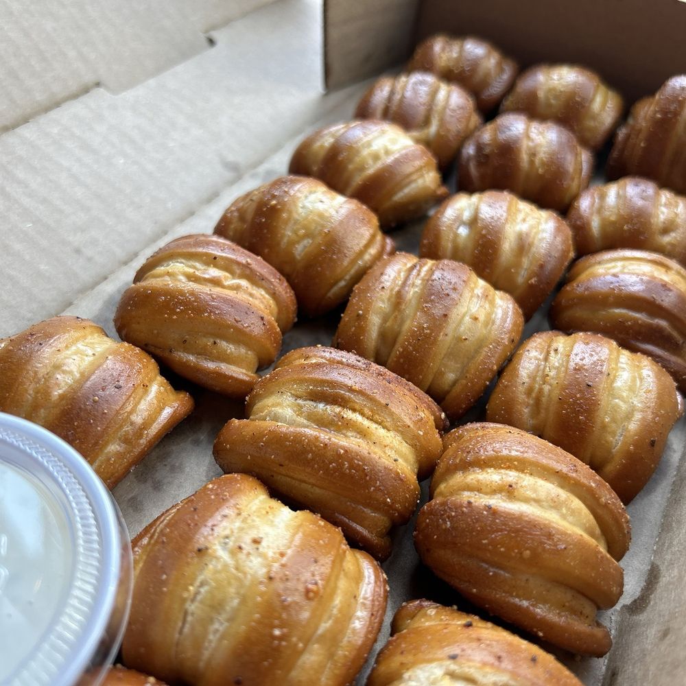 Bar Moxy - Soft pretzels - Cocktail Bars Near Me - Boston, Massachusetts