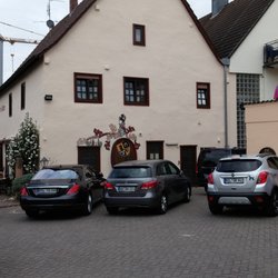 Weinhaus Becker - Zufahrt um Innenhof