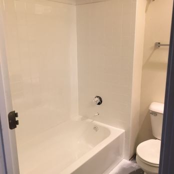 Superior Bath Refinishing - Schaumburg townhouse after picture. - Refinishing Services Near Me - Schaumburg, Illinois Superior Bath Refinishing - Schaumburg townhouse after picture. - Refinishing Services Near Me - Schaumburg, Illinois