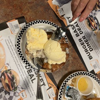 Black Bear Diner Goodyear - Apple pie  and ice cream - American Near Me - Goodyear, Arizona