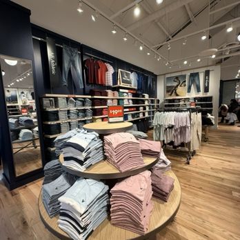 American Eagle & Aerie Outlet - Outlet Stores Near Me - Central Valley, New York