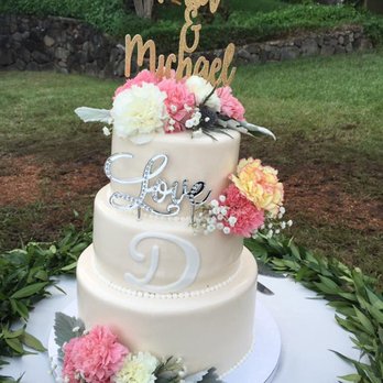 J'Adore Floral Designs - Flowers on my wedding cake - Floral Designers Near Me - Honolulu, Hawaii