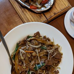 Asian Bay - Fried Beef He Fen Tallarin de arroz salteado con carne de res, cebolla, apio, zanahoria y cebollin (seco)
