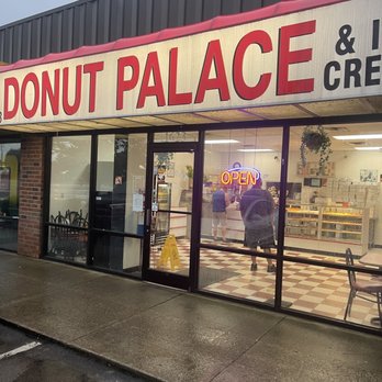 Donut Palace - the front of a donut palace and ice cream shop - Donuts Near Me - Murfreesboro, Tennessee