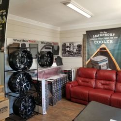 Bobe's Garage - Waiting area