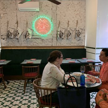 Hong Kong 70 - Inside the restaurant - Chinese Near Me - Madrid, M