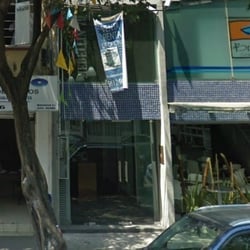 PM Management - La entrada de las oficinas están al lado de un restauran de mariscos, son puertas de vidrio.