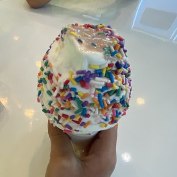 Twistee Treat LBV - Swirl soft serve with rainbow sprinkles - Ice Cream & Frozen Yogurt Near Me - Orlando, Florida