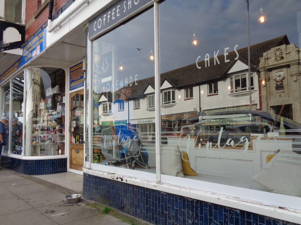 VINTAGE KITCHEN 43 Penrhyn Ave, Rhos on Sea, United Kingdom Trendy