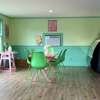 Canopy Juice - Indoor decor - Juice Bars & Smoothies Near Me - Manchester, Vermont