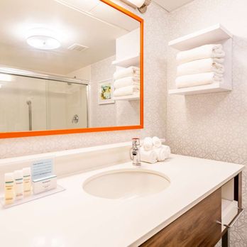 Hampton Inn Gainesville - Guest room bath - Hotels Near Me - Gainesville, Florida