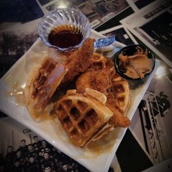Ashers Bar & Grill - Chicken n waffles