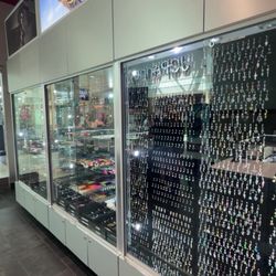 Many jewelry on display