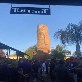 The Hut - Outdoor space - Dive Bars Near Me - Tucson, Arizona