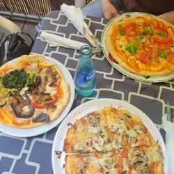 Sicilia - I love that my gluten free pizza looked a lot like theirs.
