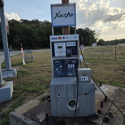 Stuckey’s - Compressed air machine takes cards.